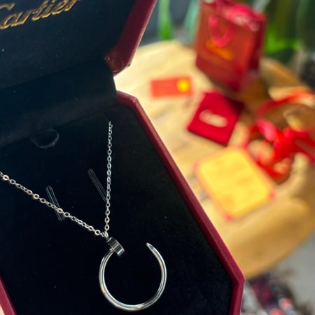 قلادة فضي مع الملحقات