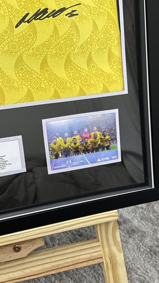 تيشيرت النصر بتوقيع بعض اللاعبين داخل اطار