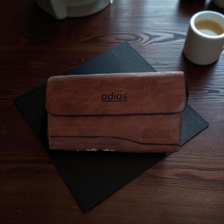 شنطة يد جلدية بتصميم أنيق ومريح