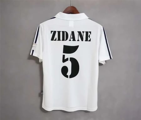 تيشيرت ‏كلاسيكي  هو نسخة طبق الأصل من قميص نادي ريال مدريد للموسم 2001-2002، والذي ارتدته أسطورة كرة القدم زين الدين زيدان بالرقم 5.
