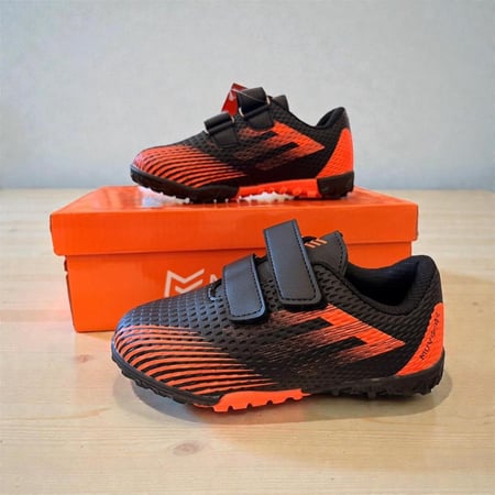 جزم كرة قدم مقاس 28