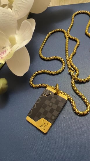 قلادة ذهبي واسود لرجال