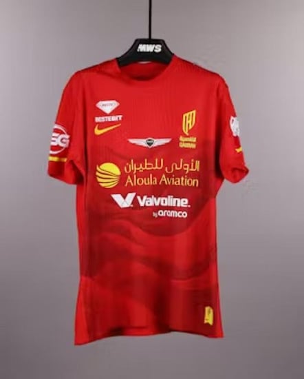طقم نادي القادسية الأساسي لموسم 2026-2025.