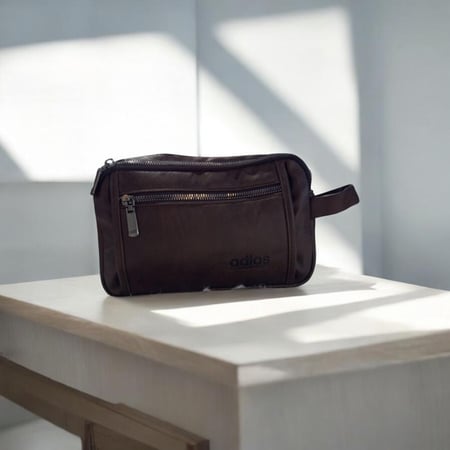 شنطة يد جلدية بتصميم أنيق ومريح