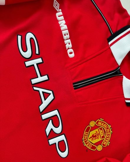 تيشرت مانشستر يونايتد الاساسي لموسم 1999-2000 ا