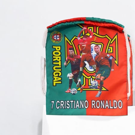 حقيبة برباط تحمل صور لاعب كرة القدم كريستيانو رونالدو وشعار الاتحاد البرتغالي لكرة القدم.