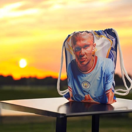 حقيبة ظهر لاعب كرة القدم إيرلينغ براوت هالاند.