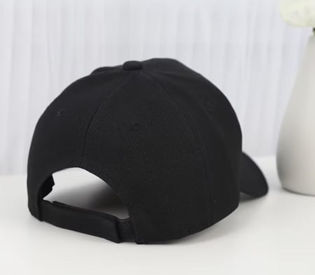 القبعات (الكابات) السادة بمختلف الألوان والتصاميم، والتي تتميز أغلبها بكونها مصنوعة من القطن وقابلة للتعديل لتناسب الجميع: