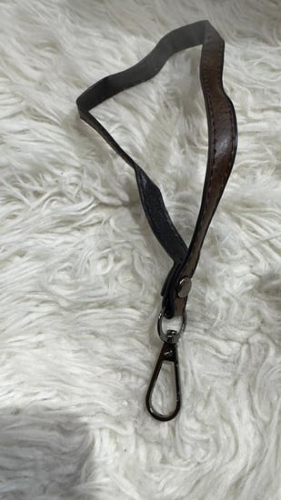 شنطة يد جلدية بتصميم أنيق ومريح