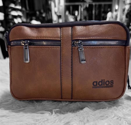 شنطة يد جلدية بتصميم أنيق ومريح