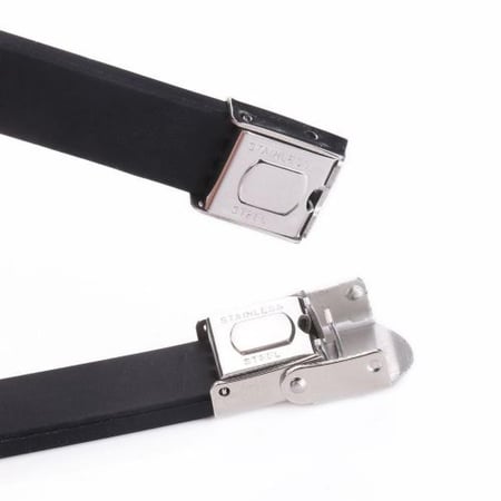 سوار يد من الجلد المضفر باللون الأسود، مزود بمشبك معدني فضي اللون.