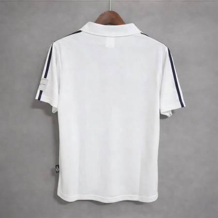 تيشيرت ‏كلاسيكي  هو نسخة طبق الأصل من قميص نادي ريال مدريد للموسم 2001-2002، والذي ارتدته أسطورة كرة القدم زين الدين زيدان بالرقم 5.