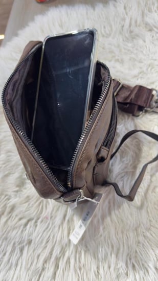 شنطة يد جلدية بتصميم أنيق ومريح