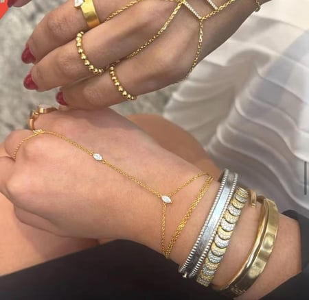 خاتم واسورة متصلة ذهبي كريستال | Glint hand chain