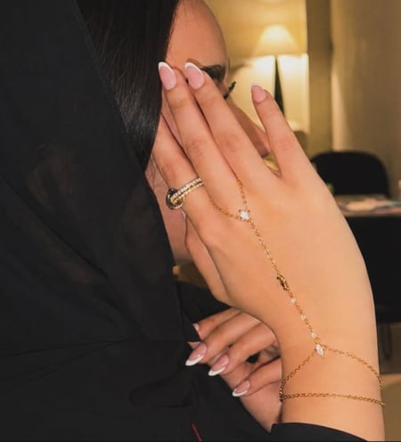 خاتم واسورة متصلة ذهبي كريستال | Glint hand chain