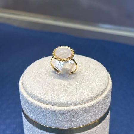 احصلي على خاتم ذهب عيار 18 بتصميم راق من مجوهرات أبحر