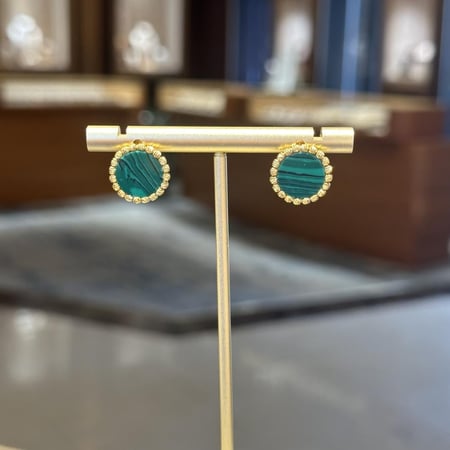 تألقي بإطلالة راقية مع حلق ذهب فيروزي بتصميم فاخر من مجوهرات أبحر