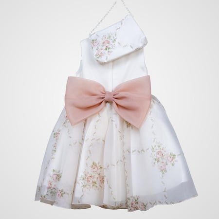 فستان ابيض بورود وفيونكه لحمية