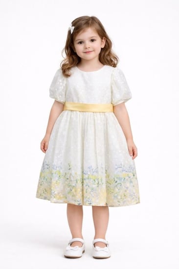 فستان ابيض هادئ وحزام اصفر