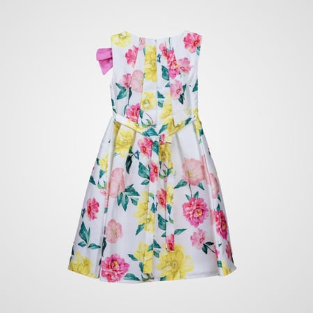 فستان ابيض ناصع مزخرف بزهور كبيرة وفيونكة وردية على الكتف