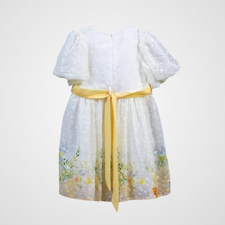 فستان ابيض هادئ وحزام اصفر