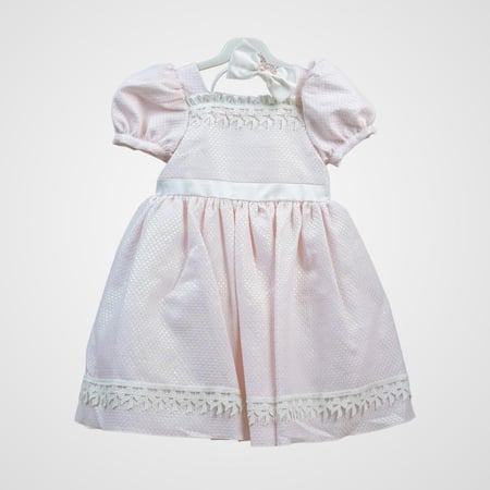 فستان وردي بتطريز ابيض