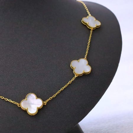 عقد فان كليف أبيض