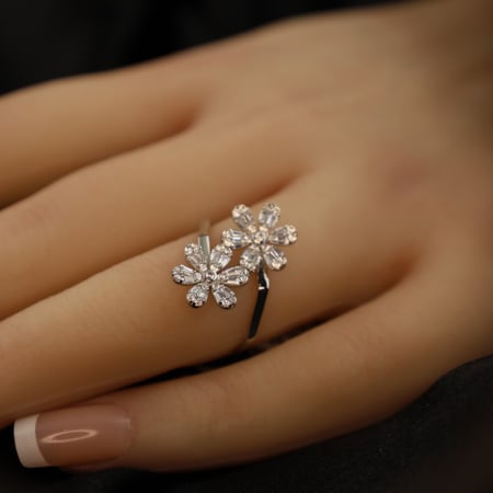 خاتم أبيض تطبيق الماس شكل ورتين