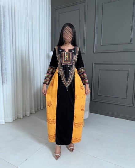 جلابيه بتطريز تراثي مع منديل اصفر