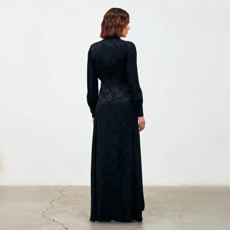 فستان اسود مزخرف بورود سوداء