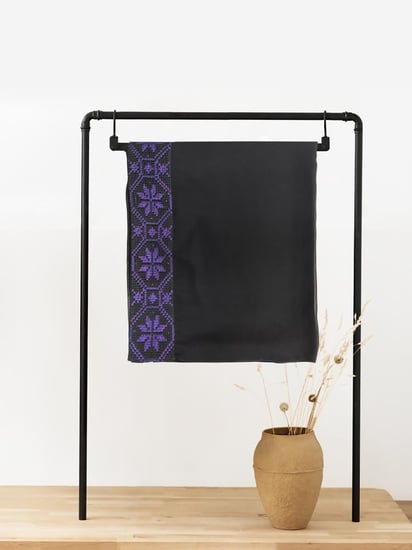 طرحة "لافندر جوميتريك" – سحر التطريز الأرجواني