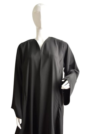 عباية حرير كوري فاخرة بتفاصيل "البايبين" الجانبية وخياطة مخفية للامام   ماركة بدون اسم