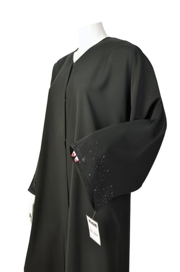 عباية "سديم" السوداء بلمسة فصوص ناعمة (Stellar Crystal-Cuff Abaya)