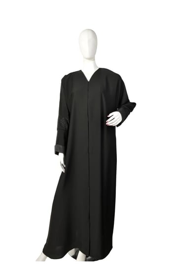 عباية حرير كوري فاخرة بتصميم مثلثي الرقبة وتطريز راقي على الاكمام