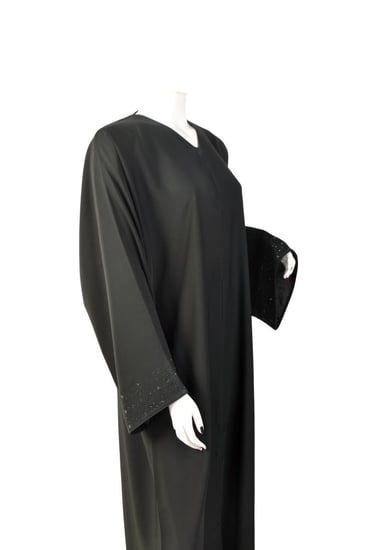 عباية "سديم" السوداء بلمسة فصوص ناعمة (Stellar Crystal-Cuff Abaya)