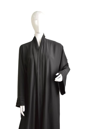 عباية "ليان" العصرية – بكسرات أكمام هندسية وياقة ملكية