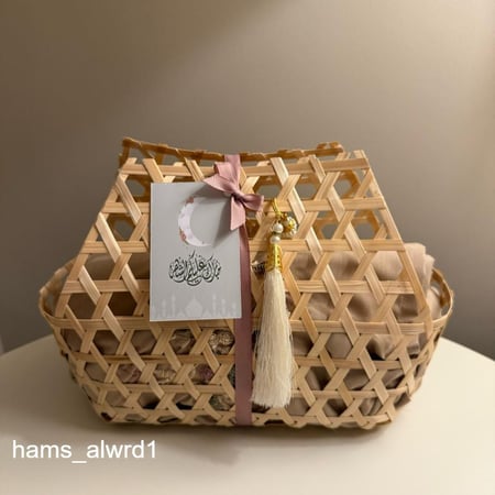 سله خوص مع شرشف صلاة وسبحه لؤلؤ