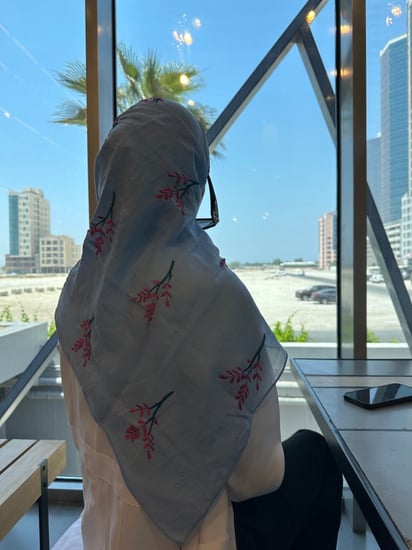 طرحة لينن سماوية مطرزة