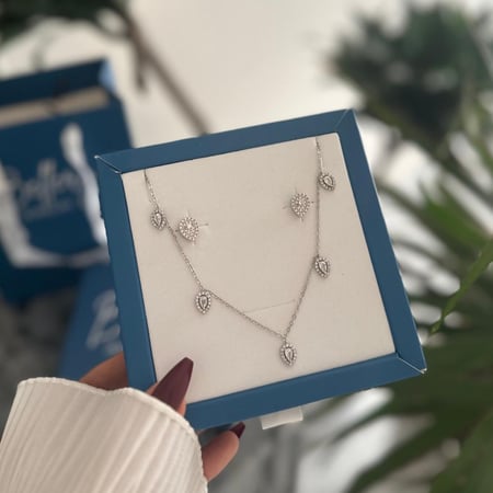 طقم حلق وشوكر فضة 925 ( مع كيس وعلبة الموضح بالصورة)