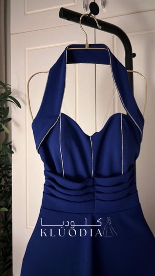 فستان كريب بخطوط كريستال لون ازرق