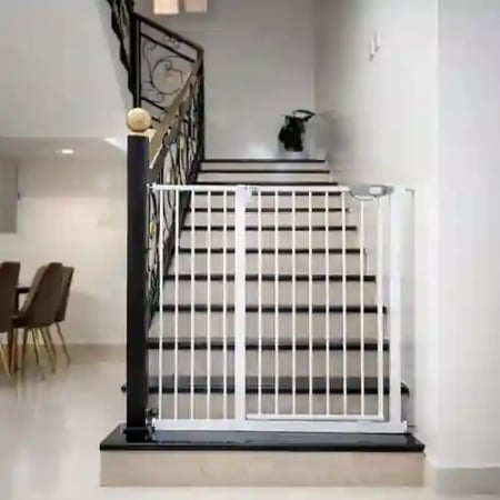 حاجز بوابة امان  للأطفال  ارتفاع  103سم و العرض  76 سم ويتمدد الى 83 سم \=L1