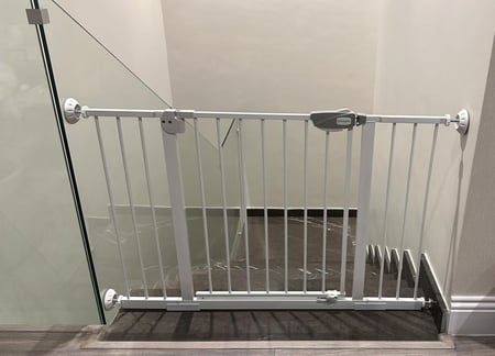 حاجز درج امان للاطفال العرض 120 سم ويتمدد الى 127 سم و ارتفاع 78 سم \= S5.5