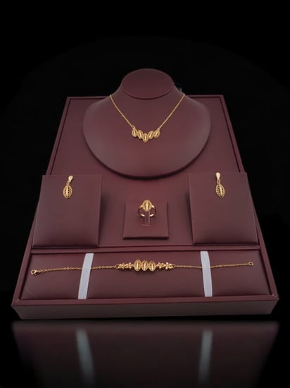 طقم مطلي بماء الذهب مع ساعة مجانية