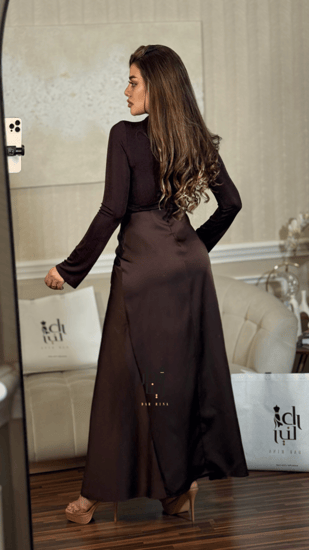 تفاصيل خصر فستان طويل كم استرتش بني مع تجميعة القماش