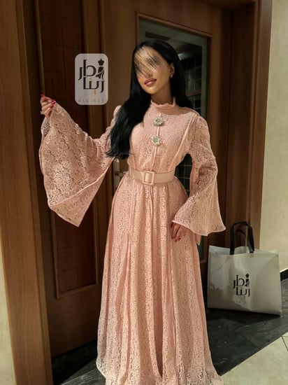 ستان زهري دانتيل ناعم للمناسبات صورة أمامية بالطول الكامل