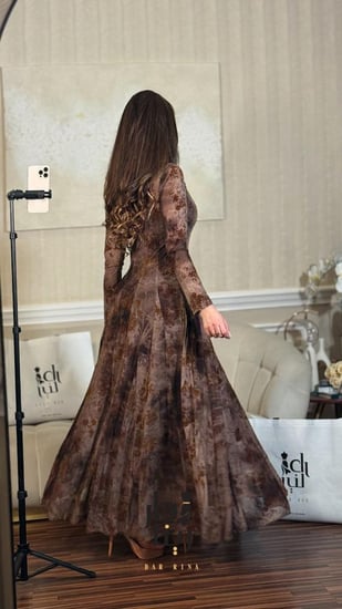تفاصيل تنورة فستان مشجر أوپل بني طويل من دار رينا