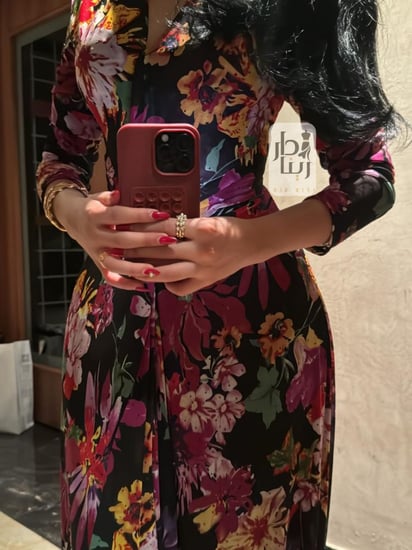 تفاصيل خصر فستان ناعم مشجر فصوص مع تحديد الخصر