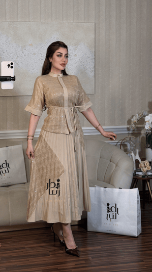 تفاصيل تنورة الميدي البليسيه في تيور العيد القطعتين الأنيق