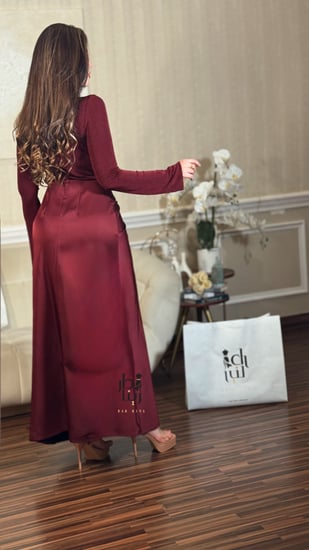 تفاصيل الجزء العلوي والأكمام في فستان طويل كم استرتش عنابي