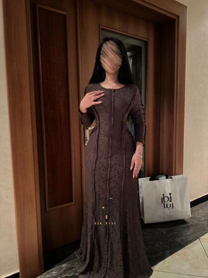 فستان بني للعيد طويل بأكمام طويلة من دار رينا